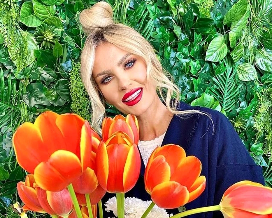 
    Când era mică, Andreea Bănică vindea flori de câmp în Eforie Sudfoto: arhiva personală/Instagram  