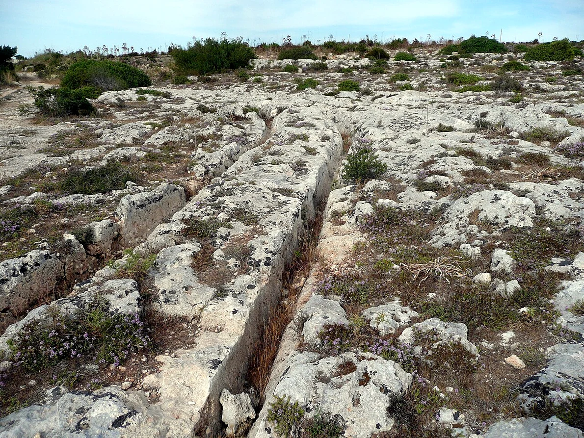 Șanțuri paralele în Misrah Ghar il-Kbir, Malta