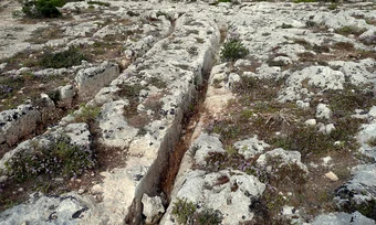 Șanțuri paralele în Misrah Ghar il-Kbir, Malta