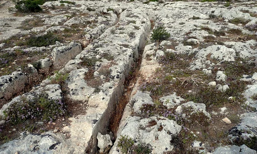 Șanțuri paralele în Misrah Ghar il-Kbir, Malta 