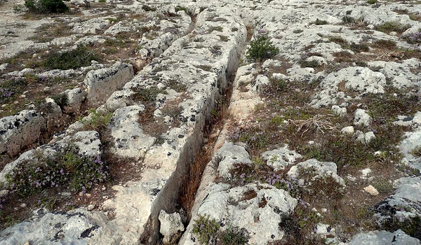 Șanțuri paralele în Misrah Ghar il-Kbir, Malta 