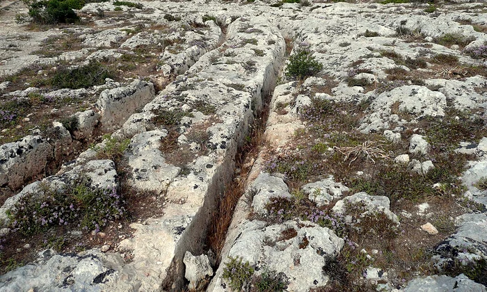 Șanțuri paralele în Misrah Ghar il-Kbir, Malta