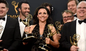 Serialul Veep a fost multiplu premiat la Emmy 2016, în frunte cu Julia Louis Dreyfus, care a fost desemnată cea mai bună actriță într un serial de comedie jpeg