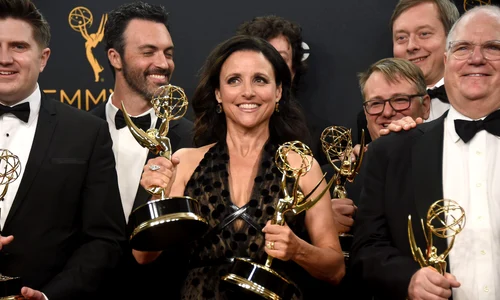 Serialul Veep a fost multiplu premiat la Emmy 2016, în frunte cu Julia Louis Dreyfus, care a fost desemnată cea mai bună actriță într un serial de comedie jpeg