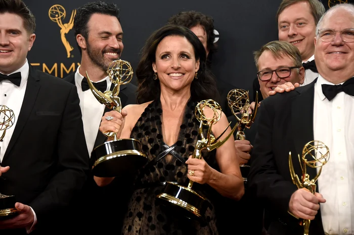 Serialul Veep a fost multiplu premiat la Emmy 2016, în frunte cu Julia Louis-Dreyfus, care a fost desemnată cea mai bună actriță într-un serial de comedie