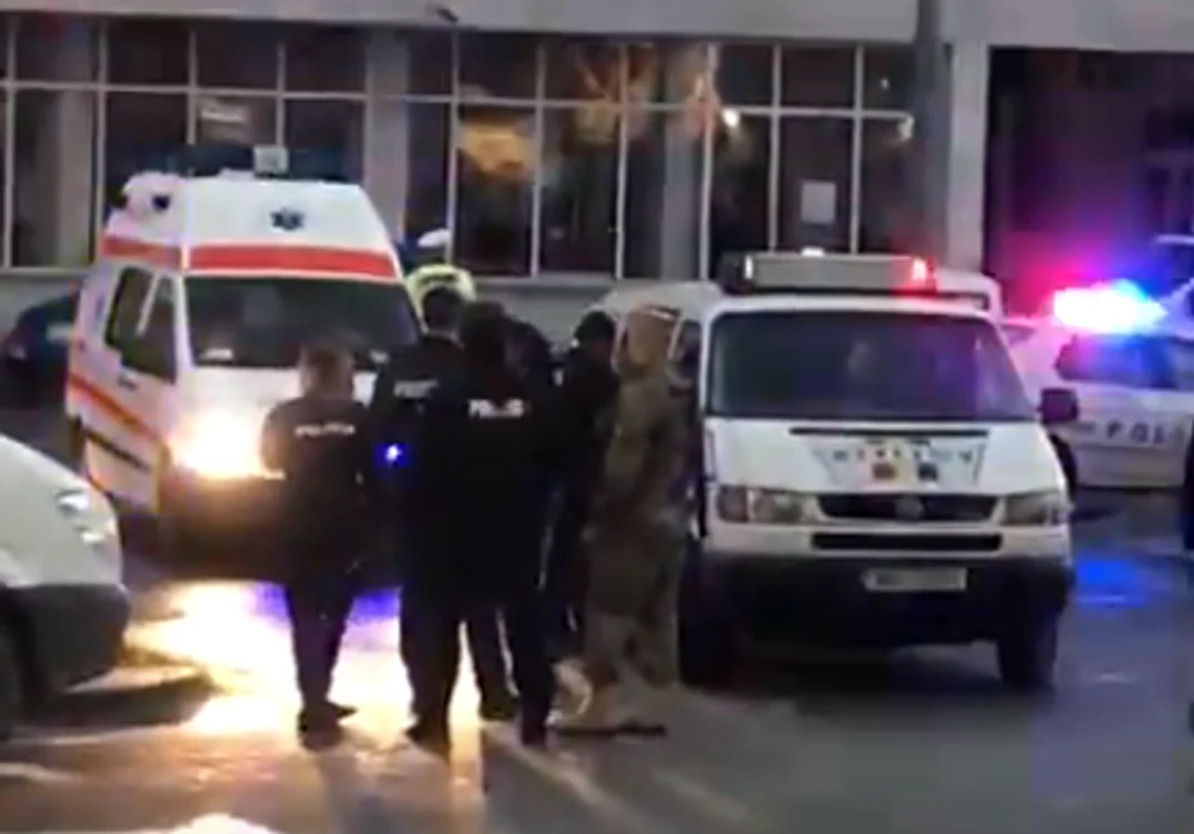 
    Membrii a două clanuri rivale s-au luat la bătaie în parcarea unui supermarket din Baia Marefoto: captură/YouTube  