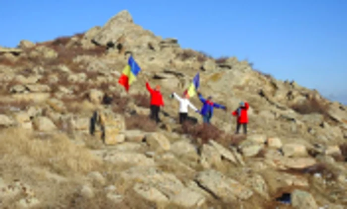 Tricolorul României pe Vârful Ţuţuiatu (467 metri) - cel mai înalt vârf din Munţii Măcinului cei mai vechi din România Sursa Facebook Sorin Belu Baricada Verde