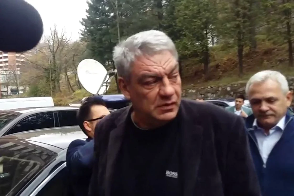 Mihai Tudose şi Liviu Dragnea la intrarea în hotelul din Băile Herculane FOTO Daniel Groza