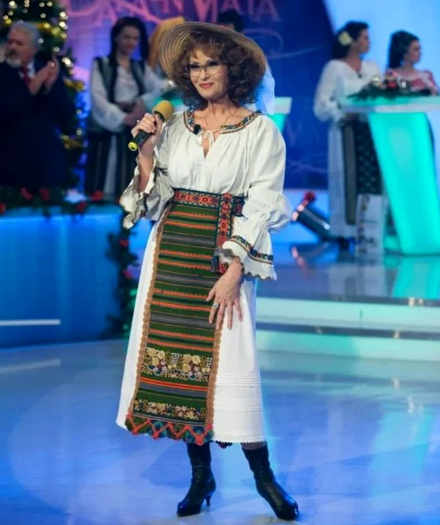 Angela Similea în port popular png