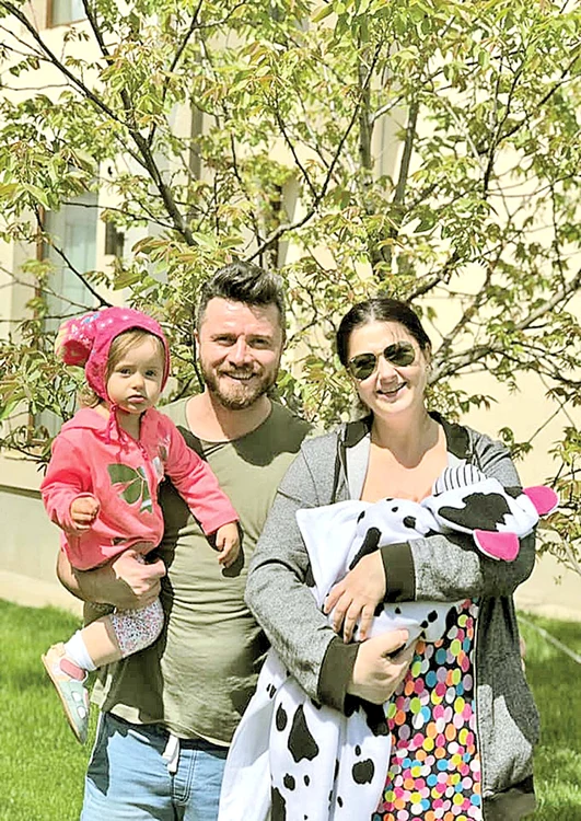 Gabi Cristea,  Tavi Clonda şi  fiicele lor,  Iris şi Bella