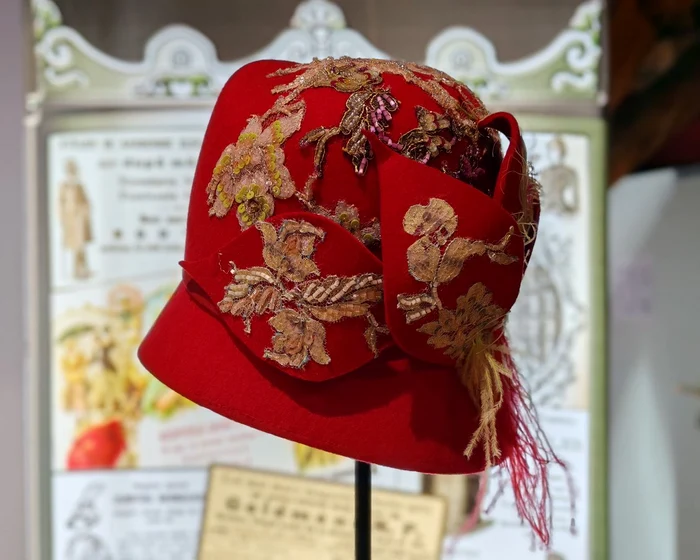 Pălărie Cloche (© Muzeul de Etnografie Brașov)