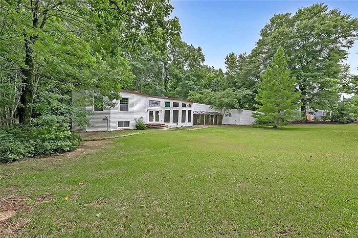 E înconjurată de un parc imens