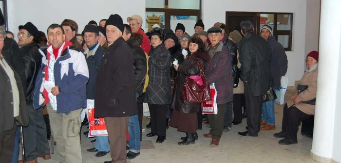 Astăzi, numărul celor care au aşteptat la CAS Vrancea a fost de aproape 150 de persoane