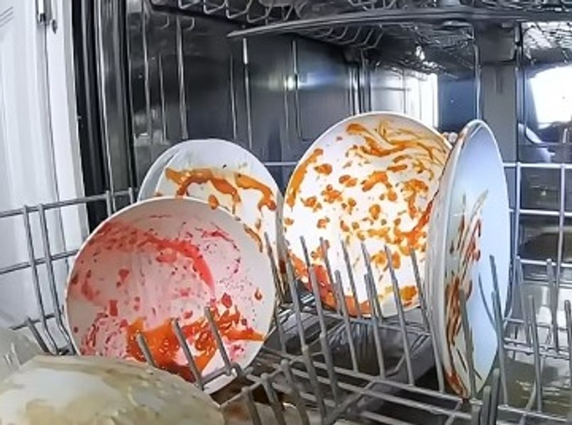Apa maro din mașina de spălat vase șochează internetul: „Frate, cred că ai conectat-o la fosa septică”. Ce se întâmplă cu adevărat în interior