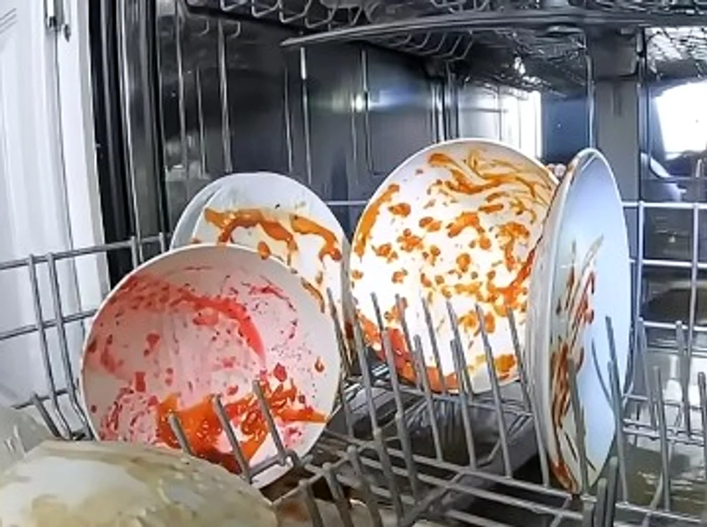 Farfurii murdare în mașina de spălat FOTO: youtube/captură