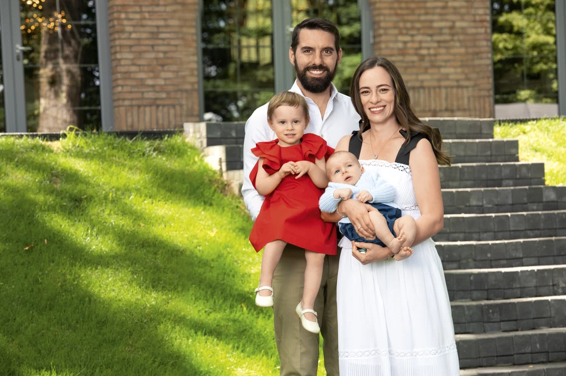 Nicolae al României și Alina Maria alături de copiii lor foto OK Magazine