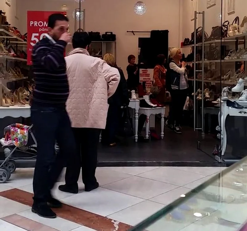 
    Misha a ieşit la cumpărături, dornică probabil să îşi schimbe garderobaFoto: CAPS  