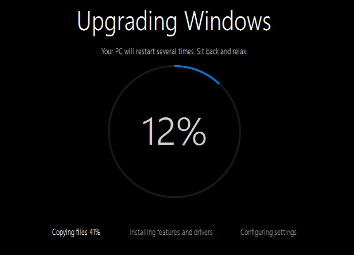 Așa arată ecranul computerului când descărcați și instalați Windows 10. Partea bună e că documentele dumneavoastră sunt în siguranță, nu vor fi șterse de noua instalare