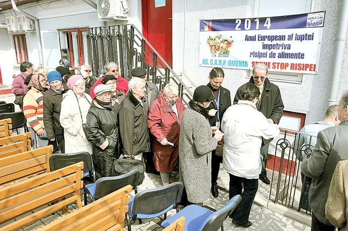 Bătrânii au stat la coadă pentru punga cu ajutoareFoto: Sever Gheorghe