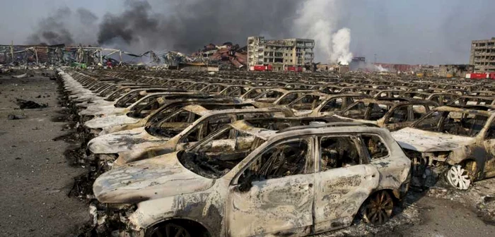 Resturi de maşini incendiate în urma exploziilor de la Tianjin FOTO AP