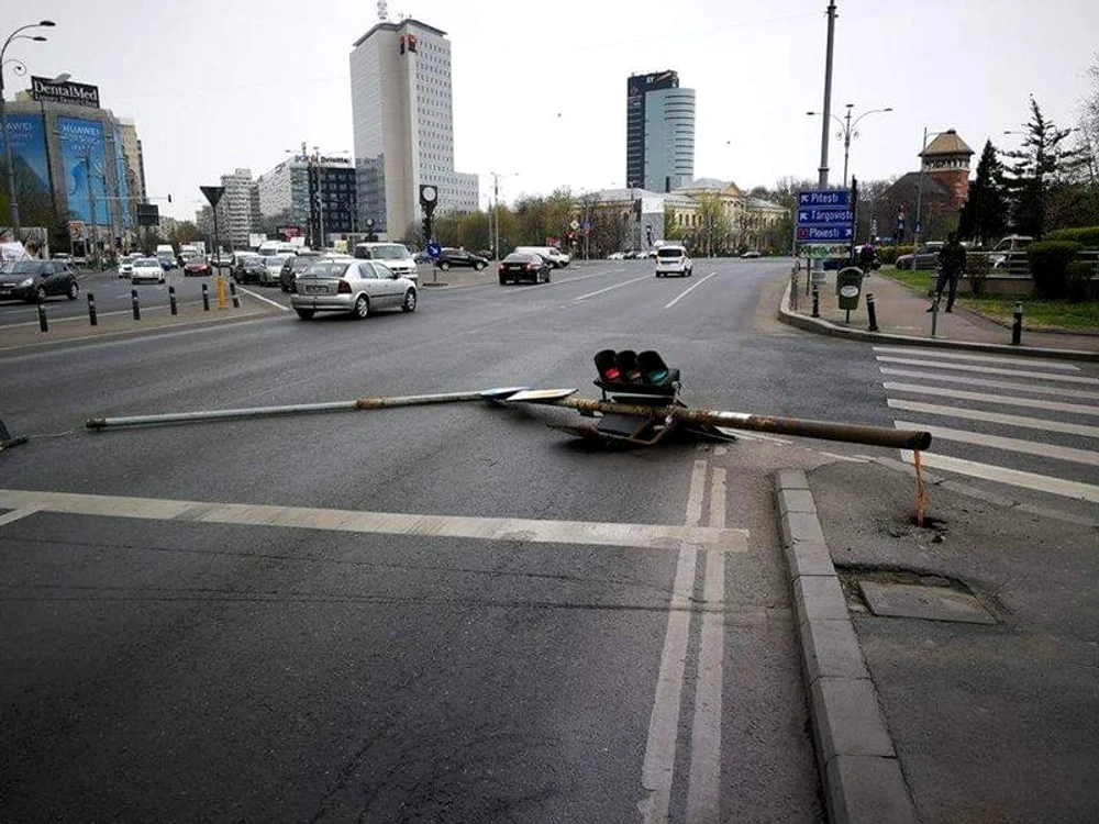 
    La un pas de tragedie. Un semafor a căzut pe o trecere de pietoni din faţa Guvernuluifoto: captura Facebook  