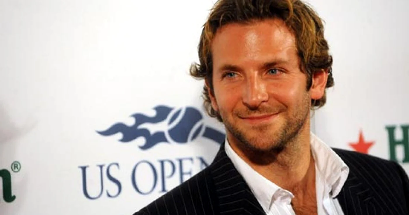Bradley Cooper a devenit
celebru graţie rolului Will Tippin din serialul de succes „Alias“,
dar şi celui din surprinzătoarea comedie „Marea mahmureală/ The
Hangover“, lansată în
2009