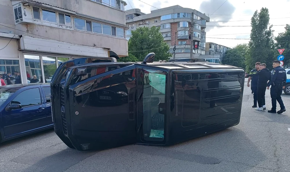 Mașina s-a răsturnat pe o stradă din Giurgiu. FOTO amator