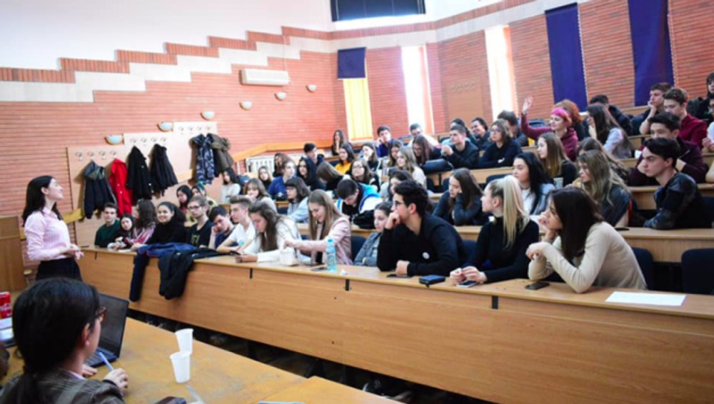 Burse școlare 2024. Ce bani vor primi elevii în anul școlar viitor și în ce condiții 