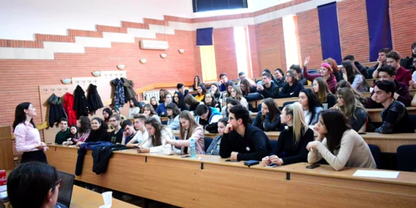 Asociaţia Elevilor din Constanţa a obţinut burse şcolare pentru elevi Sursa Facebook AEC