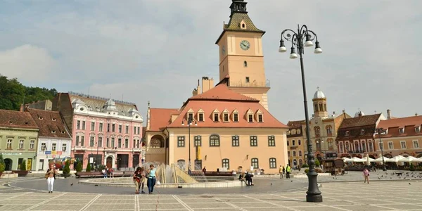 Iluminat ca la 1900 în Piaţa Sfatului. FOTOAndrei Paul