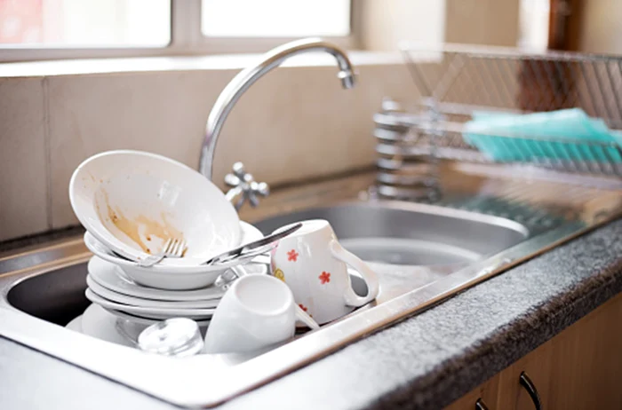 Grăsimea rămasă pe vase poate fi dificil de scos / foto: IStock