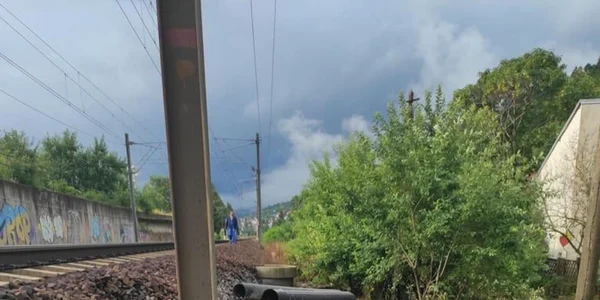 Terasamentul caii ferate de la Sinaia afectat de inundatii