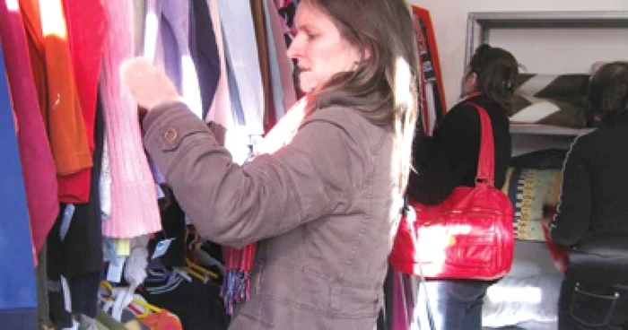 Tânăra încearcă să vadă dacă puloverul are vreun defect