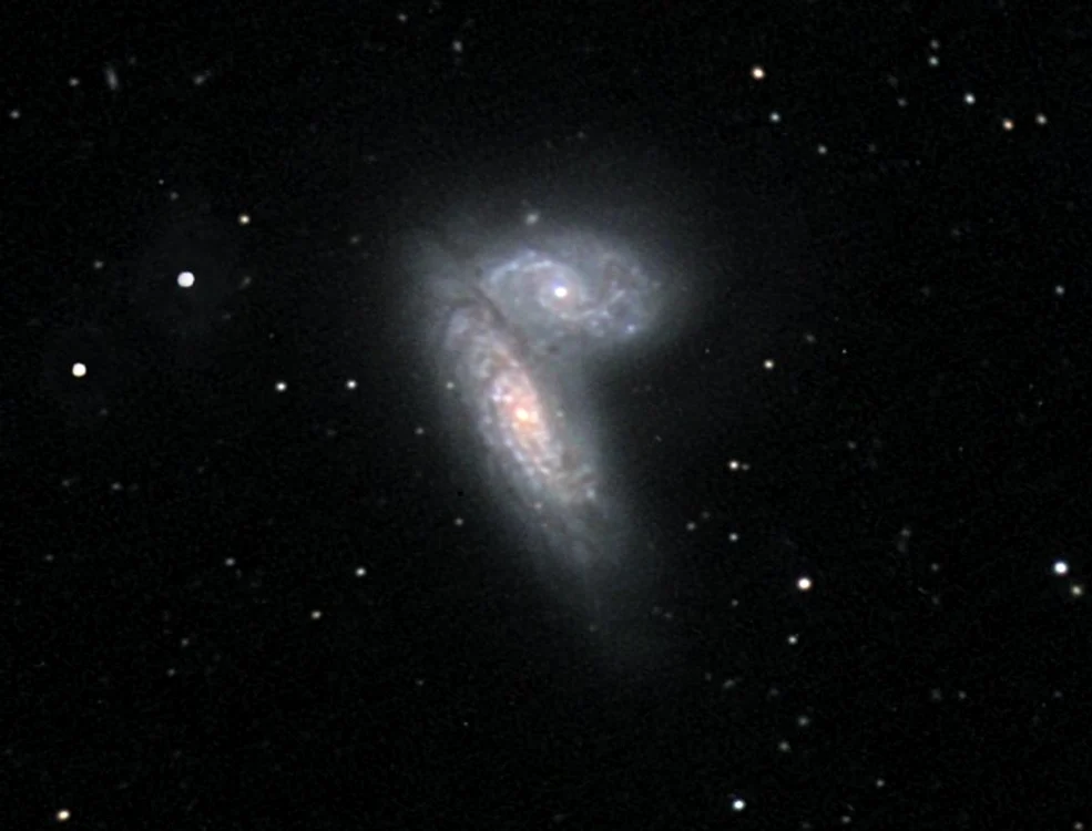 Galaxiile Fluture, Constelația Fecioara. Aspectul este similar unui fluture.