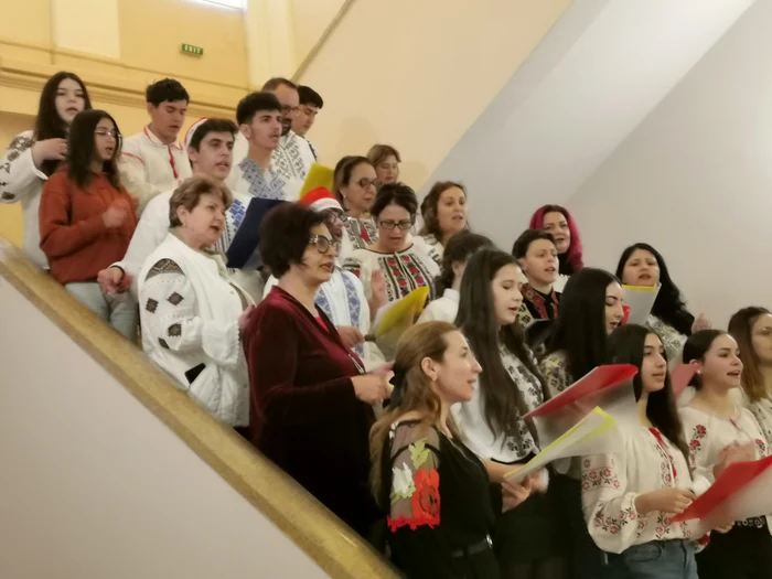 Elevi și profesori de la Liceul „P.S. Aurelian” au cântat colinde FOTO: A. Mitran