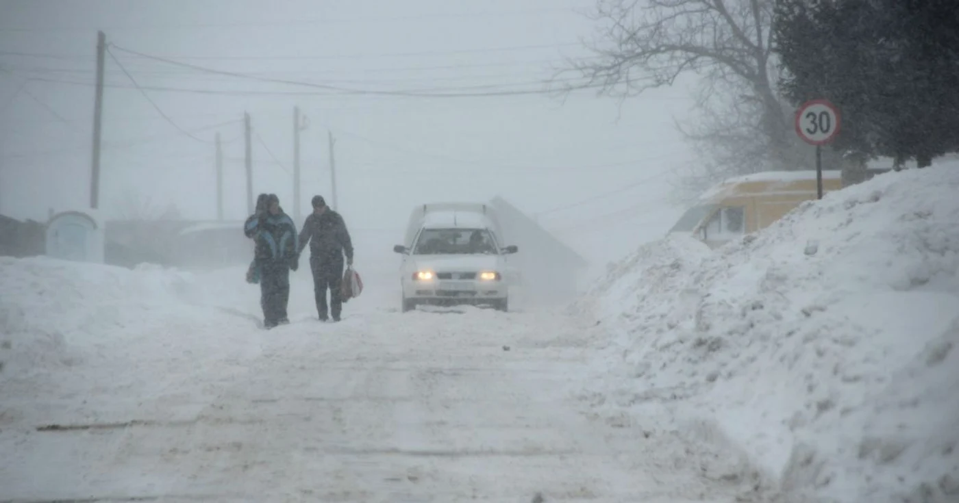 Aproape 200 de tone de antiderapant, împrăştiate pe drumurile naţionale FOTO Arhivă Adevărul