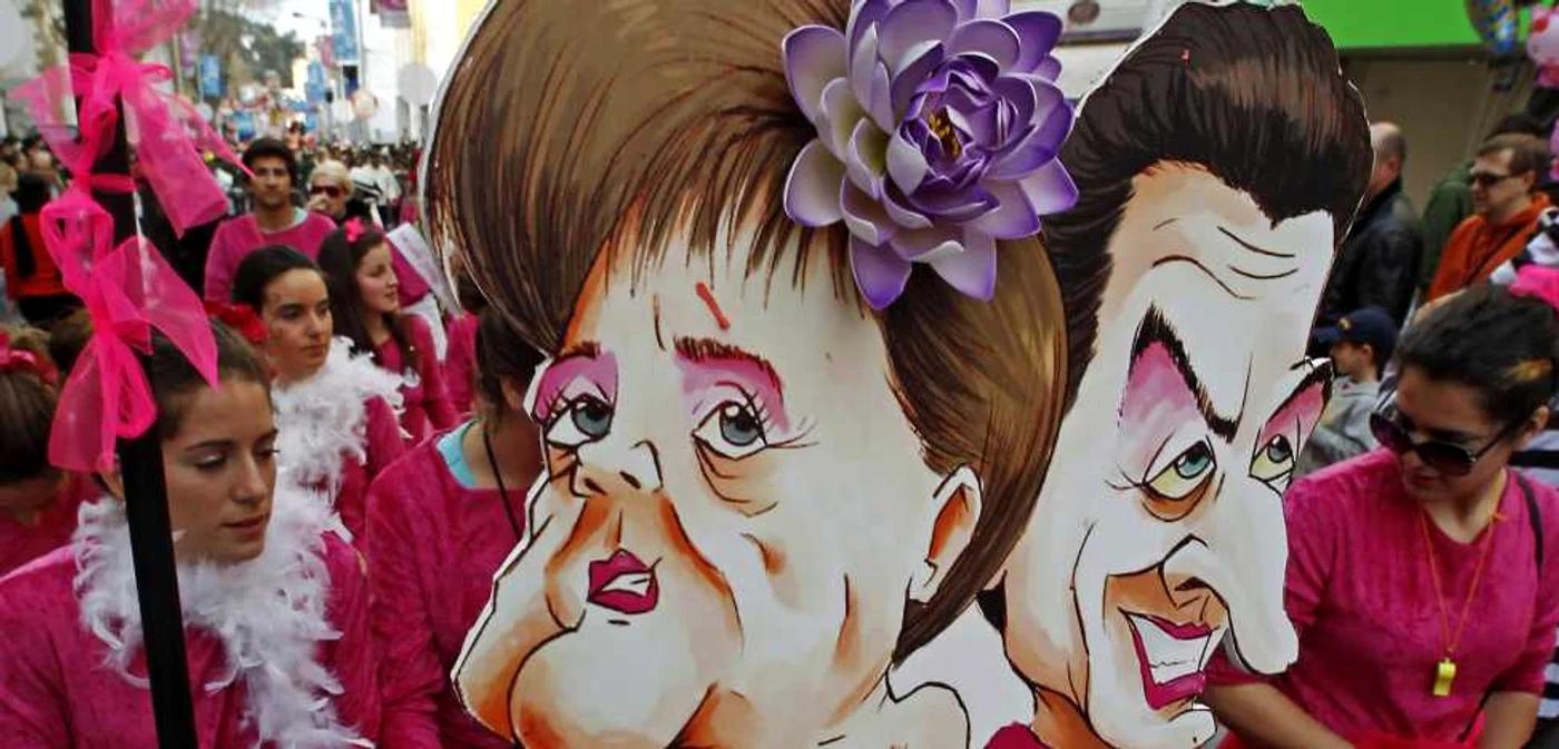 Caricaturi ale Angelei Merkel și Nicolas Sarkozy purtate de participanții la un carnaval în Portugalia.