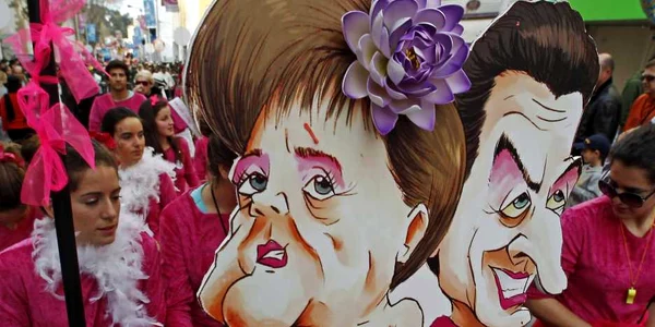 Caricaturi ale Angelei Merkel și Nicolas Sarkozy purtate de participanții la un carnaval în Portugalia. 