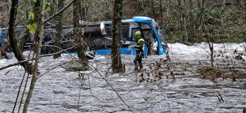 Cinci morți după ce un autocar a căzut într-un râu, în Spania FOTO