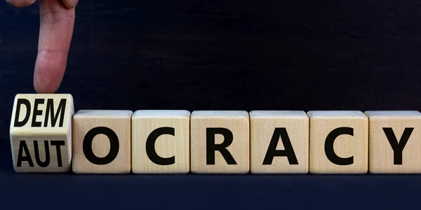 autocratie versu democratie shutterstock 2151230841 jpg