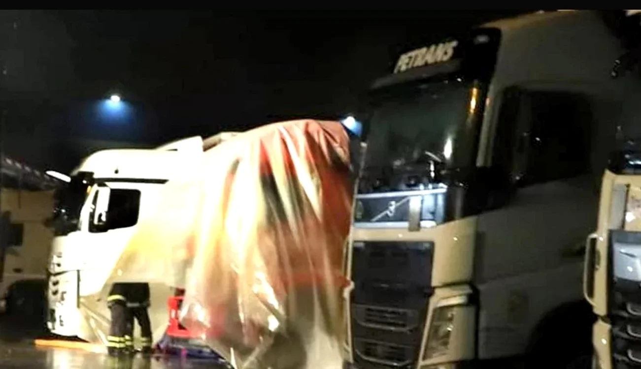 
    Șofer român de TIR, găsit mort în cabină, într-o parcare din Italiafoto: messaggeroveneto.gelocal.it  