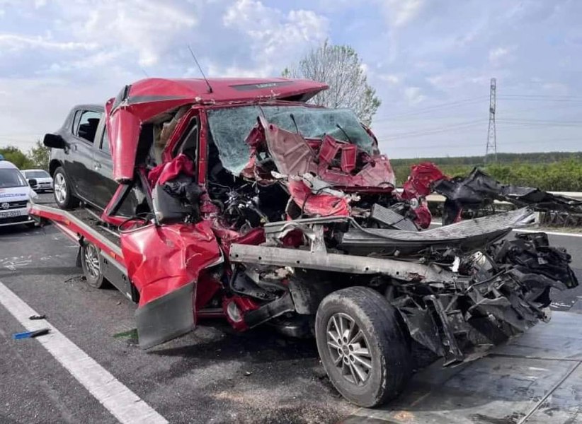 Român mort într-un accident produs pe M1, în Ungaria. Cabina autocamionului său a fost strivită complet