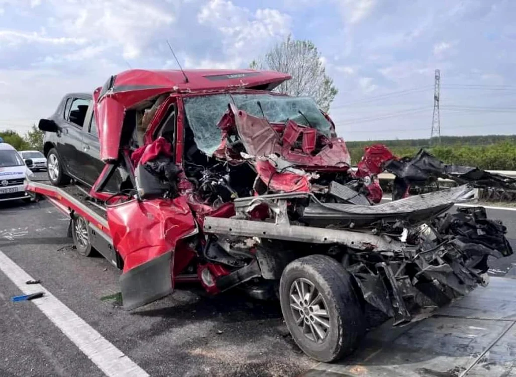 Cabina mașinii a fost strivită FOTO Infotrafic 24 