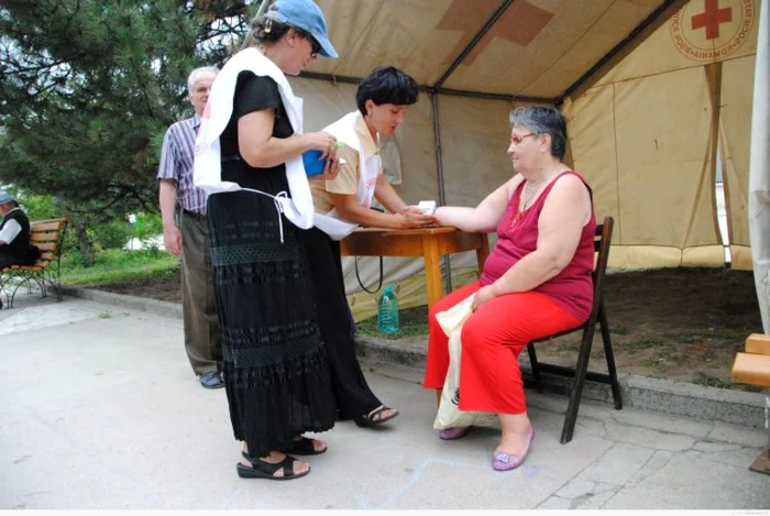 Voluntarii Crucii Roşii Ialomiţa au acordat asistenţă medicală bătrânilor din Slobozia FOTO: observator24.ro