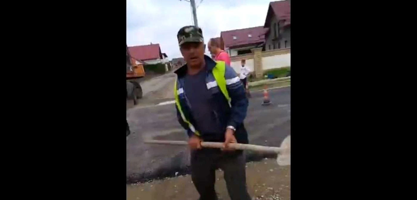 Muncitorul ce l-a atacat cu lopata pe foto - jurnalistul Cătălin Urdoi. FOTO Captură video