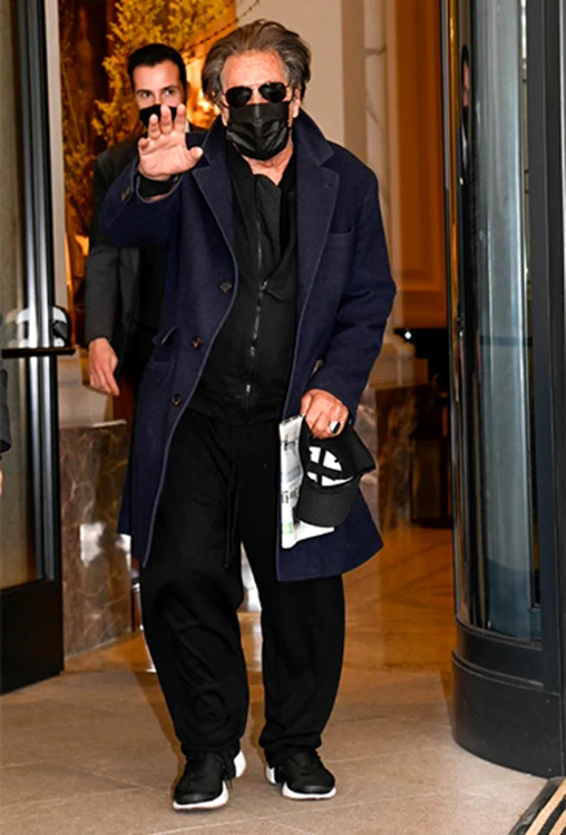 
    Actorul a fost surprins recent neîngrijit înfaţa Hotelului Palazzo Parigi din MilanoFoto: Profimedia  