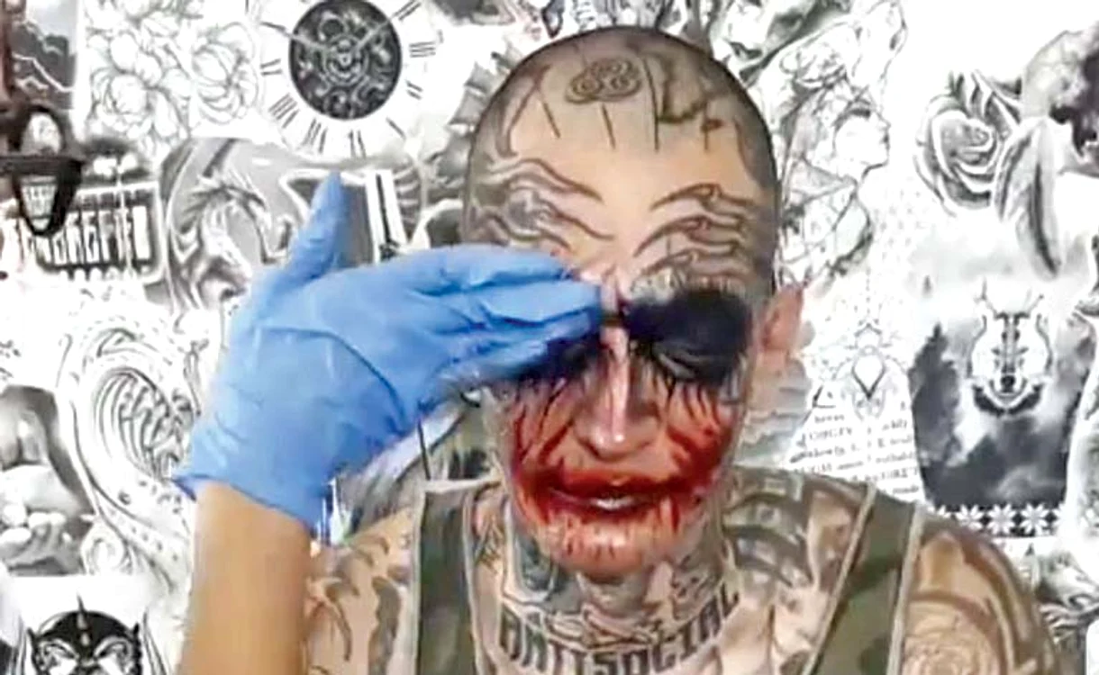 Uglyboy, în timpul procedurii de acoperire a feţei cu un tatuaj realizat de Bianca Iosif