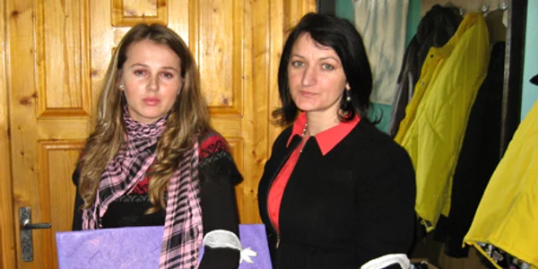 Cadrele didactice se prezintă în faţa elevilor cu banderolele albe legate pe braţ