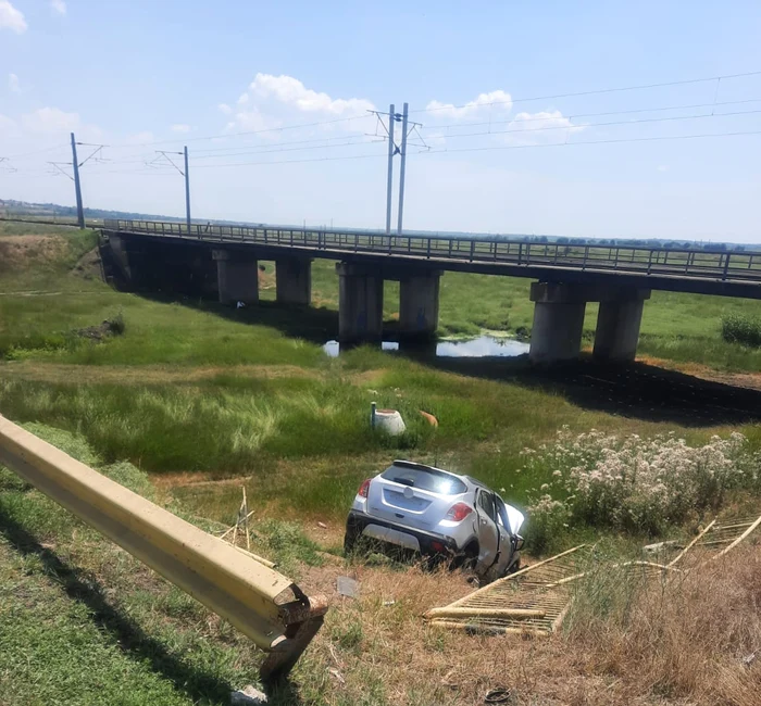 Mașină căzută de pe pod în gol, de la o înălțime de 4,8 metri FOTO: IPJ Galați