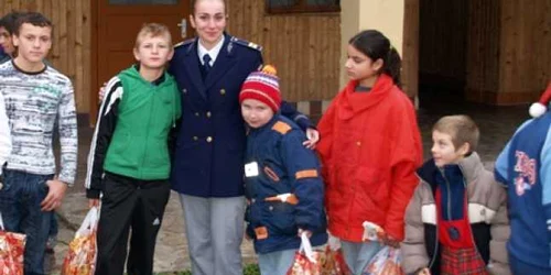 Polițiștii le-au făcut o mică bucurie copiilor de la Școala Specială din Șiria